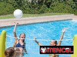 Red de voleibol de piscina y chalecos salvavidas