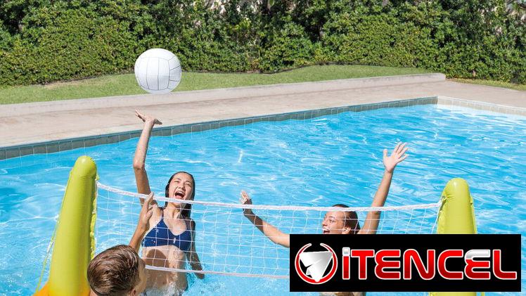Red de voleibol de piscina y chalecos salvavidas