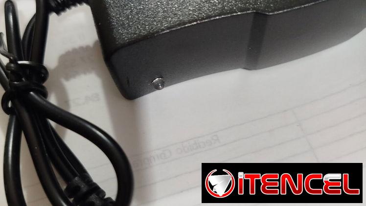 Adaptador transformador de 12V 4A para diversos dispositivos.