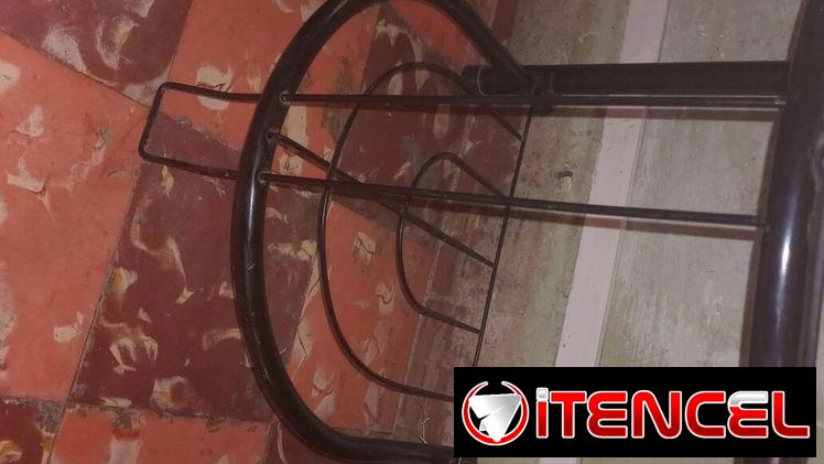 Una mesita de tubo y cristal