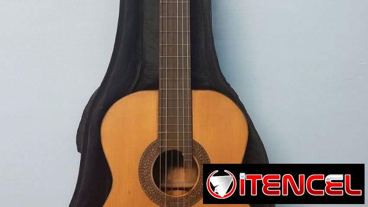 Guitarra acústica para reparar con estuche y accesorios.