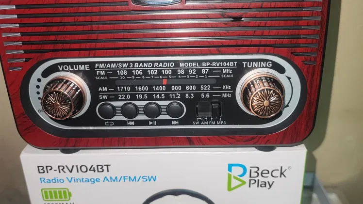 radios recargables en 30 usd y con panel solar en 35 y 45 usd