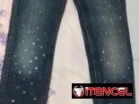 Ropa de mujer y tenis de hombre