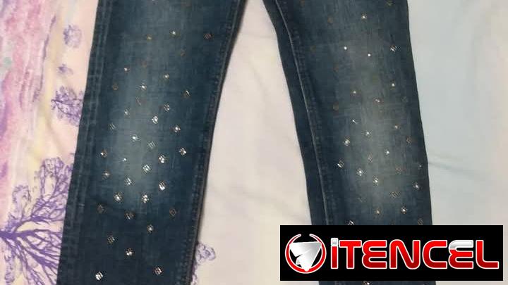 Ropa de mujer y tenis de hombre