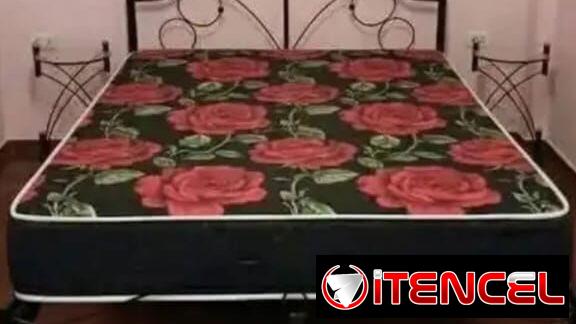 Cama de tubo con colchón liso hotelero y sus mesitas