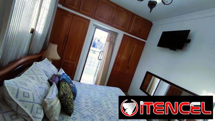 RENTO APARTAMENTO  EN PLAZA A UNA CUADRA DE LA UNIVERSIDAD DE LA HABANA( ZONA NO AFECTADA POR LA CORRIENTE) , DE DOS HAB