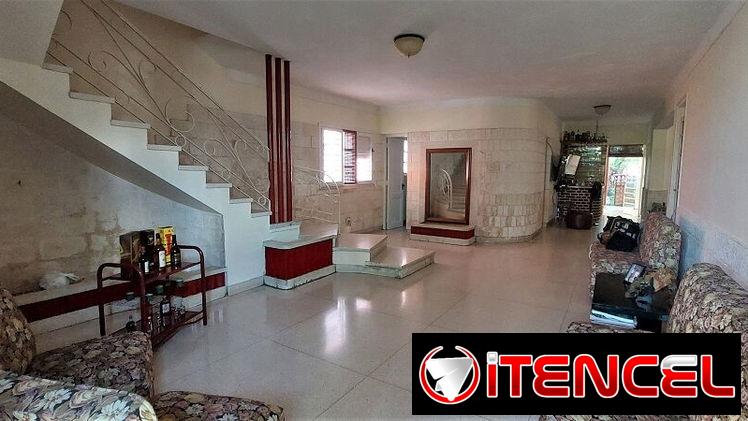 Casa de 4/4 c/terreno, amueblada, en la Víbora (VB-42)