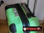 Maletas de viaje de 10 kg con candado numérico. También tiene puertos de carga y cables para cargar el celular