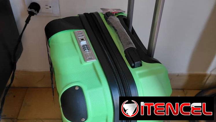 Maletas de viaje de 10 kg con candado numérico. También tiene puertos de carga y cables para cargar el celular