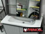 Lavamanos y espejo de baño