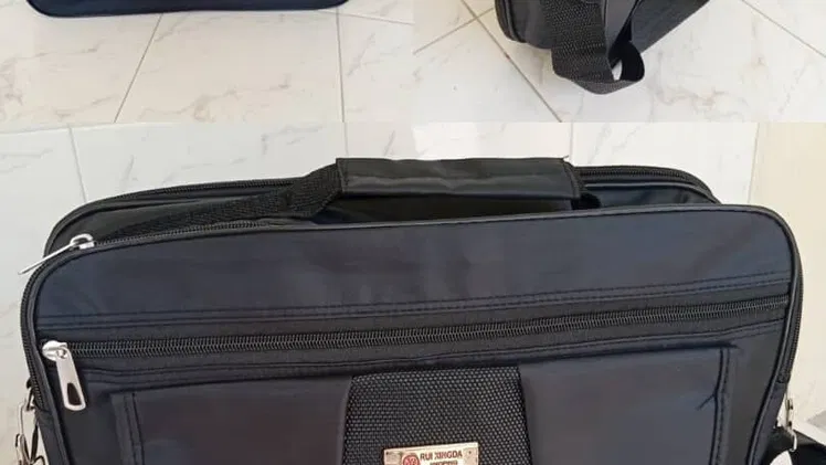 PRÁCTICO Y ELEGANTE PORTAFOLIO