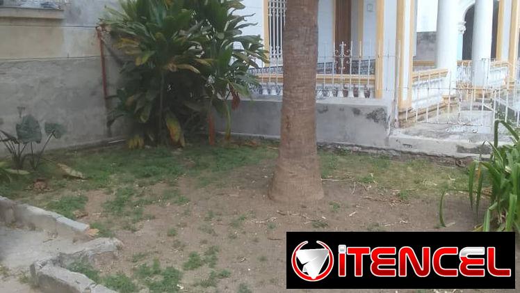 En venta linda casa independiente estilo colonial con espacio para garaje en excelente zona de Santos Suárez.