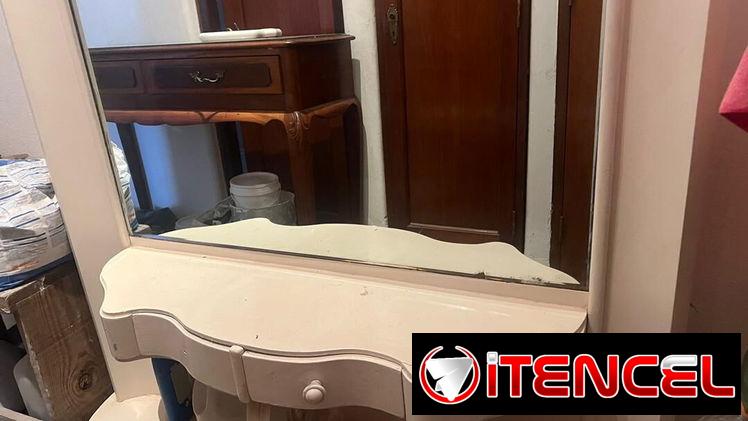 vendo hermosa vitrina y comoda con espejo