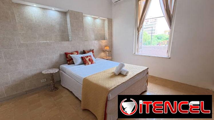 Apartamento independiente en La Habana Vieja – 2 hab c/baño privado cada una – Terraza y cocina – 70 USD noche