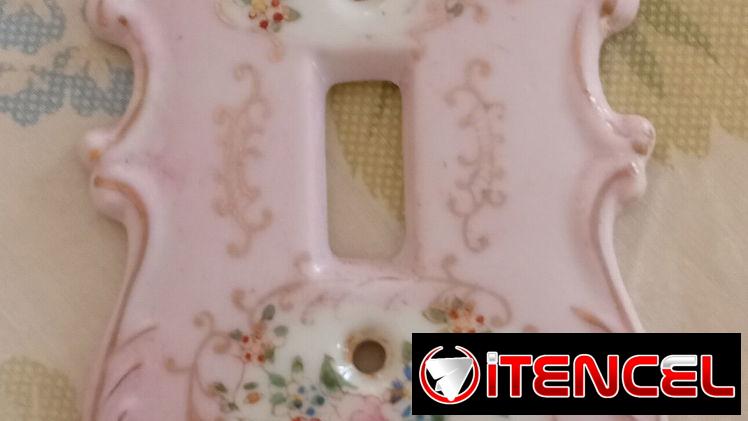 Tapa antigua de porcelana para interruptor