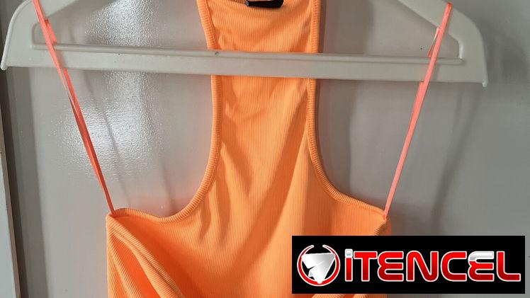 Top halter, marca BERSHKA. Color naranja . Tallas M y L