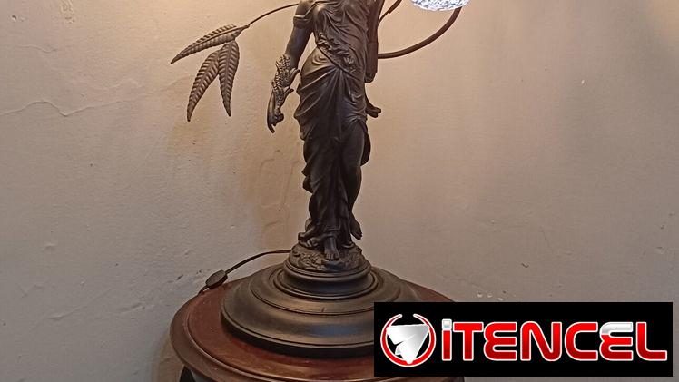 Bellísima lámpara de mesa antigua , Galatea
