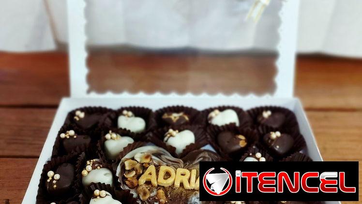 Cajas de regalo con 20 bombones de chocolates más un chocomensaje
