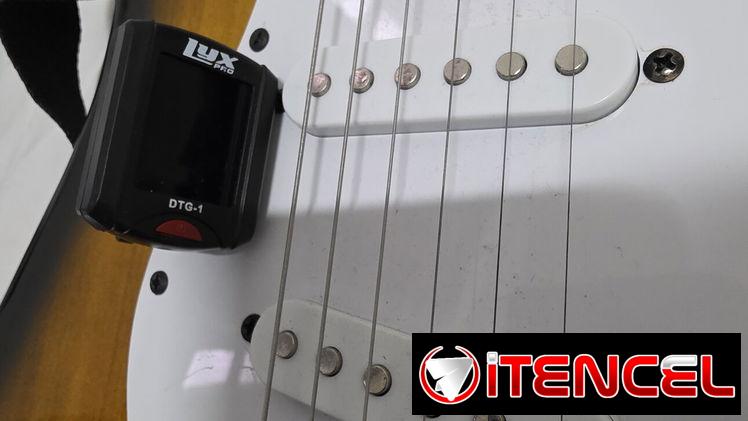 Guitarra Eléctrica Marca Lyx Pro, con muy poco uso. Incluye su amplificador, afinador y estuche todo original, acabada d