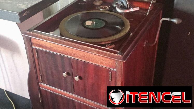 Vendo única y espectacular Victrola Art Noveau, modelo VV-X  100433 J, funcionando!