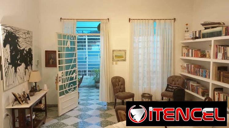 Hermosísima casa de tres plantas en el Sevillano, cercana a 10 de Octubre y a la Ave Acosta!!!