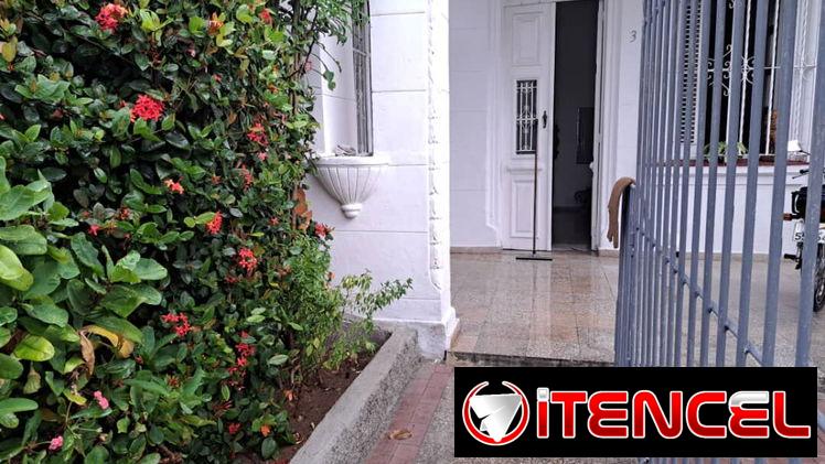Se permuta casa con garaje en Santos Suárez