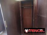 COGE GANGA, SI BUSCAS UN ESCAPARATE GRANDE TENGO ESTE ESCAPARATE ANTIGUO ES DE LOS AÑOS 50 ES DE CAOBA Y DE BUENA MADERA