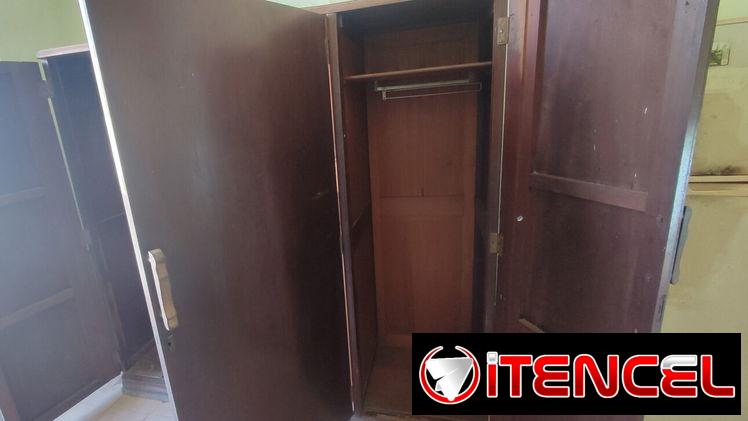 COGE GANGA, SI BUSCAS UN ESCAPARATE GRANDE TENGO ESTE ESCAPARATE ANTIGUO ES DE LOS AÑOS 50 ES DE CAOBA Y DE BUENA MADERA