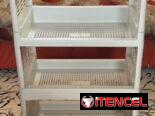 Venta de estantes plásticos, cubos con tapa, velas, fosforeras, pasta de dientes.