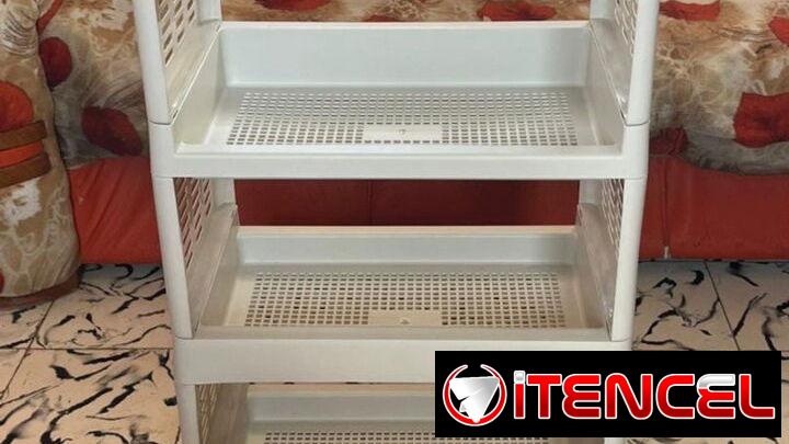 Venta de estantes plásticos, cubos con tapa, velas, fosforeras, pasta de dientes.