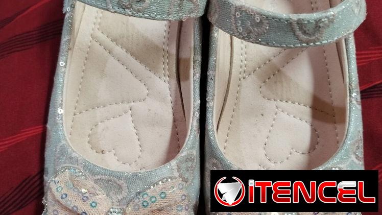 En venta un par de zapatos nuevos para niña número 35.
