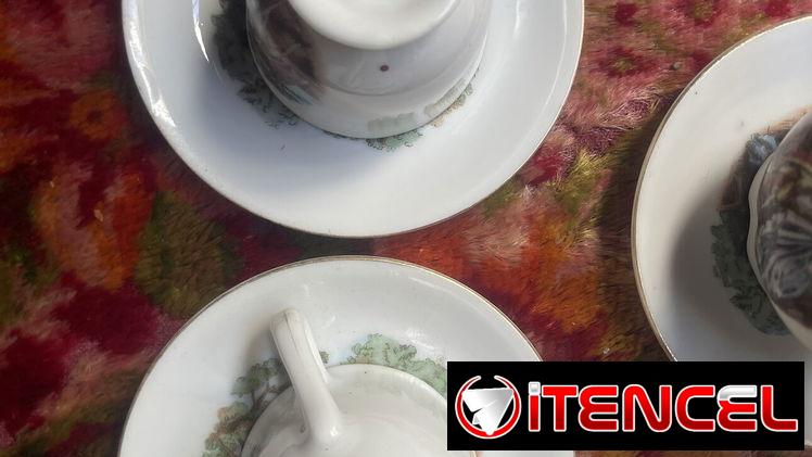 Juego antiguo de tazas de porcelana