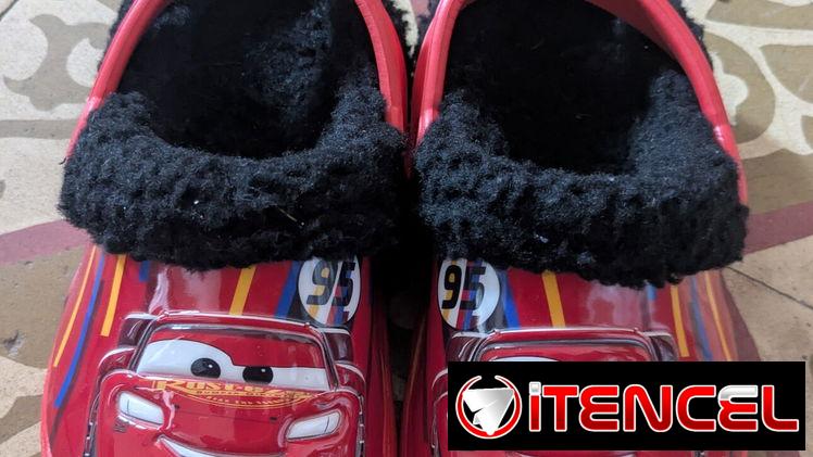 Zapatos de niño de uso.