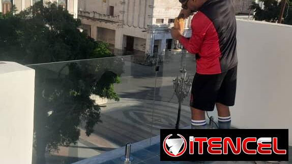 En ⚡DELUXE GLASS ENTERPRISES⚡Somos   Especialistas en instalaciones de cristal sin marcos.   Si tu casa o negocio debe r