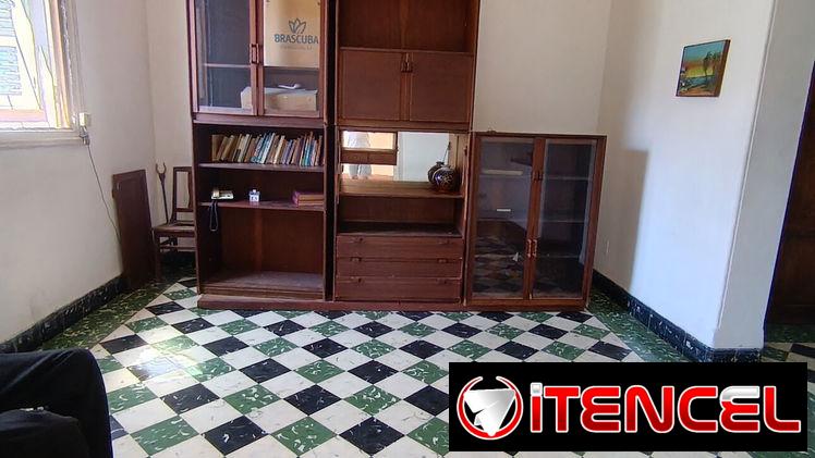 Se vende apto de 4/4 en el vedado con dos baños.