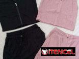 Conjunto de short y camisetas.