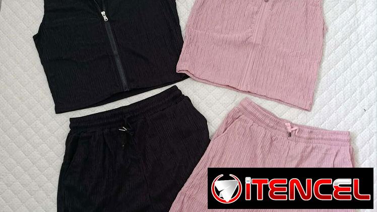 Conjunto de short y camisetas.