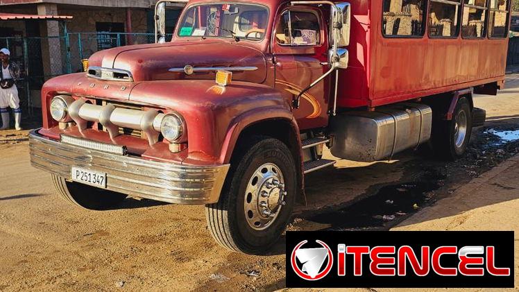Camión Ford 52 de carga y pasaje en venta