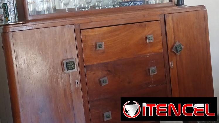Se vende vitrina de cedro, antigua, con espejo interior.