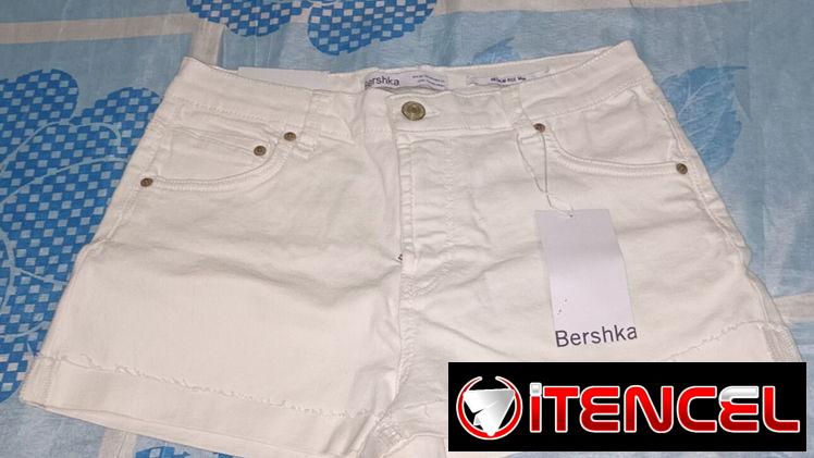 Short Bershka blanco, talla 36
