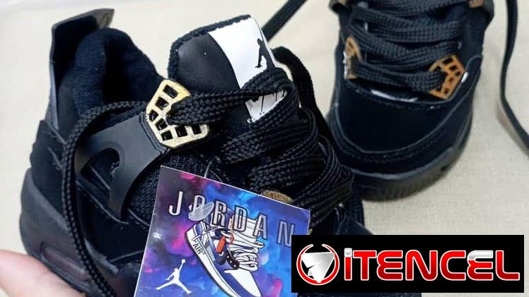 *JORDAN RETRO 4 NEGRO DETALLES DORADO*