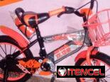 Bicicletas de niños nuevas en su caja