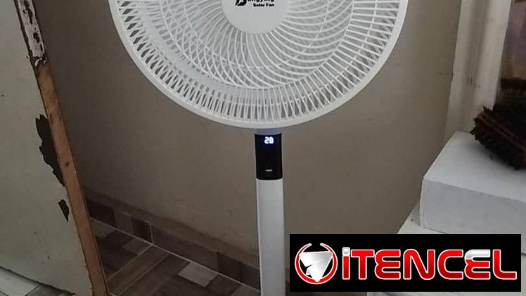 Ventilador recargable de pie táctil y con control remoto, panel solar y batería de litio nuevos en su caja