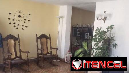 Se vende casa amplia a una cuadra de la calzada de 10 de octubre