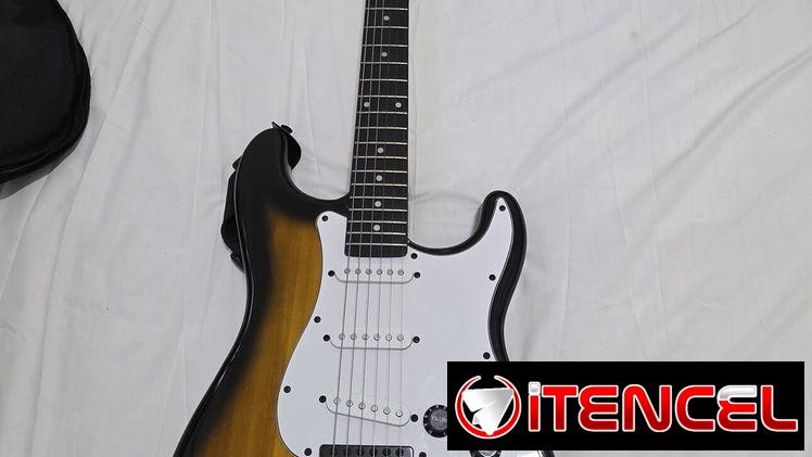 Guitarra Eléctrica Marca Lyx Pro, con muy poco uso. Incluye su amplificador, afinador y estuche todo original, acabada d