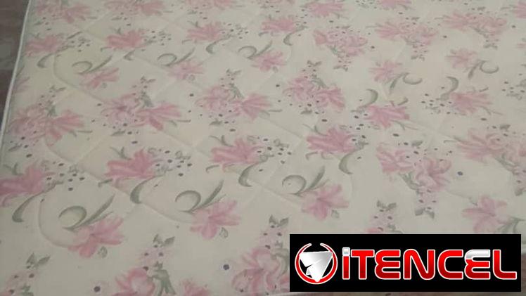 Cama imperial con colchón.