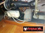 Máquina de coser con motor y mesa