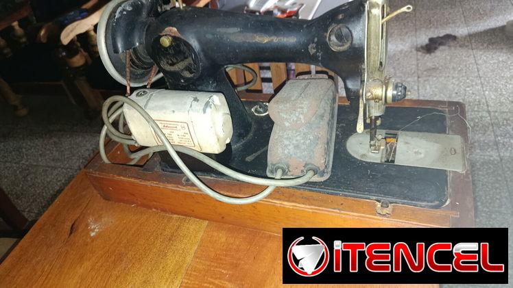 Máquina de coser con motor y mesa