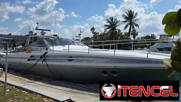 Yate en la marina Hemingway