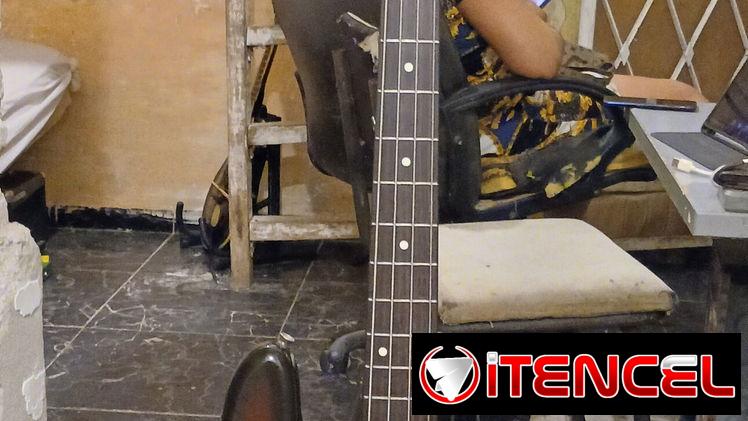 Bajo Squier Jazz Bass Silver series 4 Cuerdas by Fender